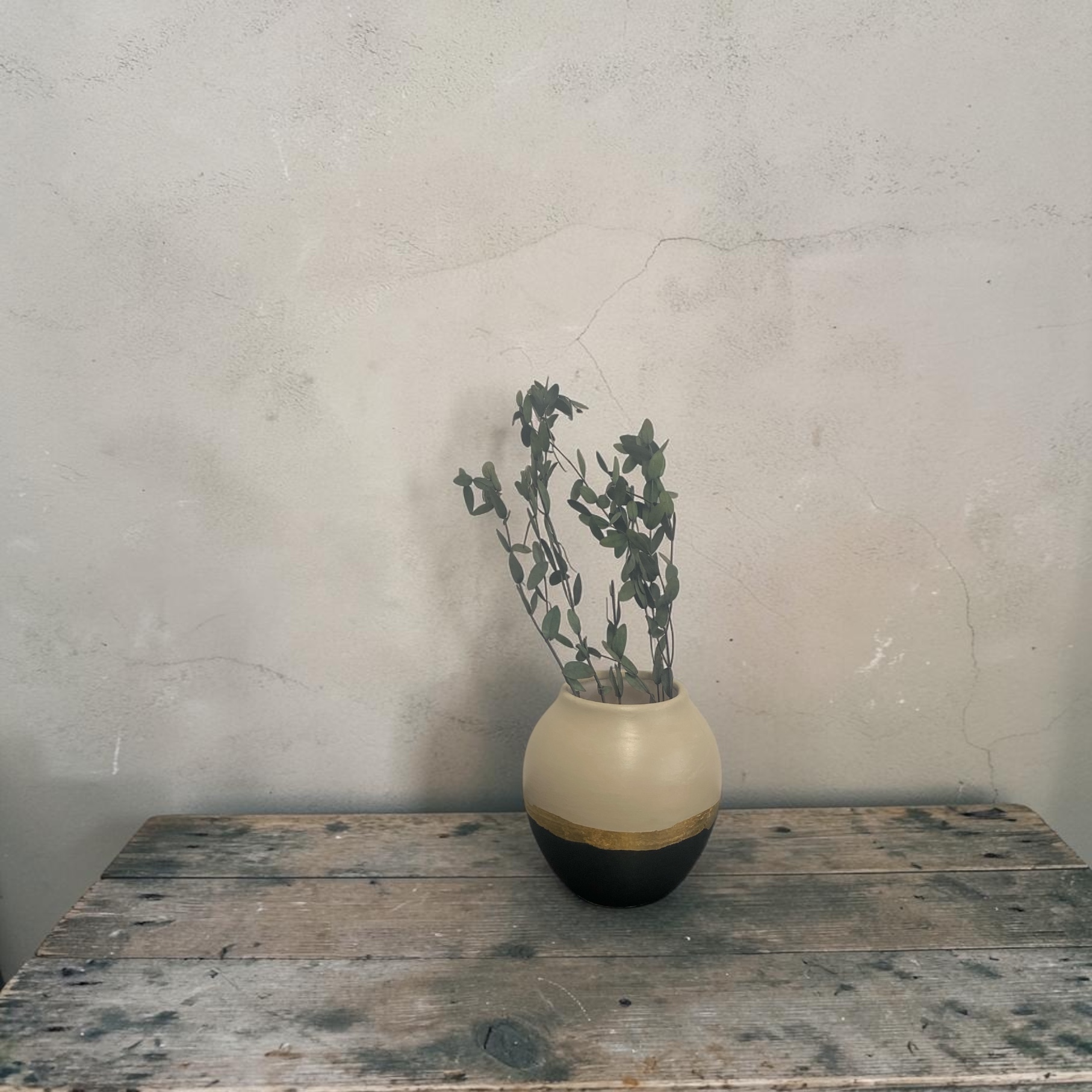 Vase boule relooké sable et noir — feuille d'or — Pièce unique – Image 2