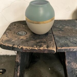 Vase boule relooké vert euphorbe et beige lin — feuille d'or — Pièce unique