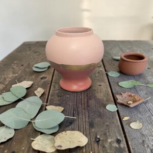 Vase sur pied relooké rose poudré et terracotta — feuille d'or — Pièce unique