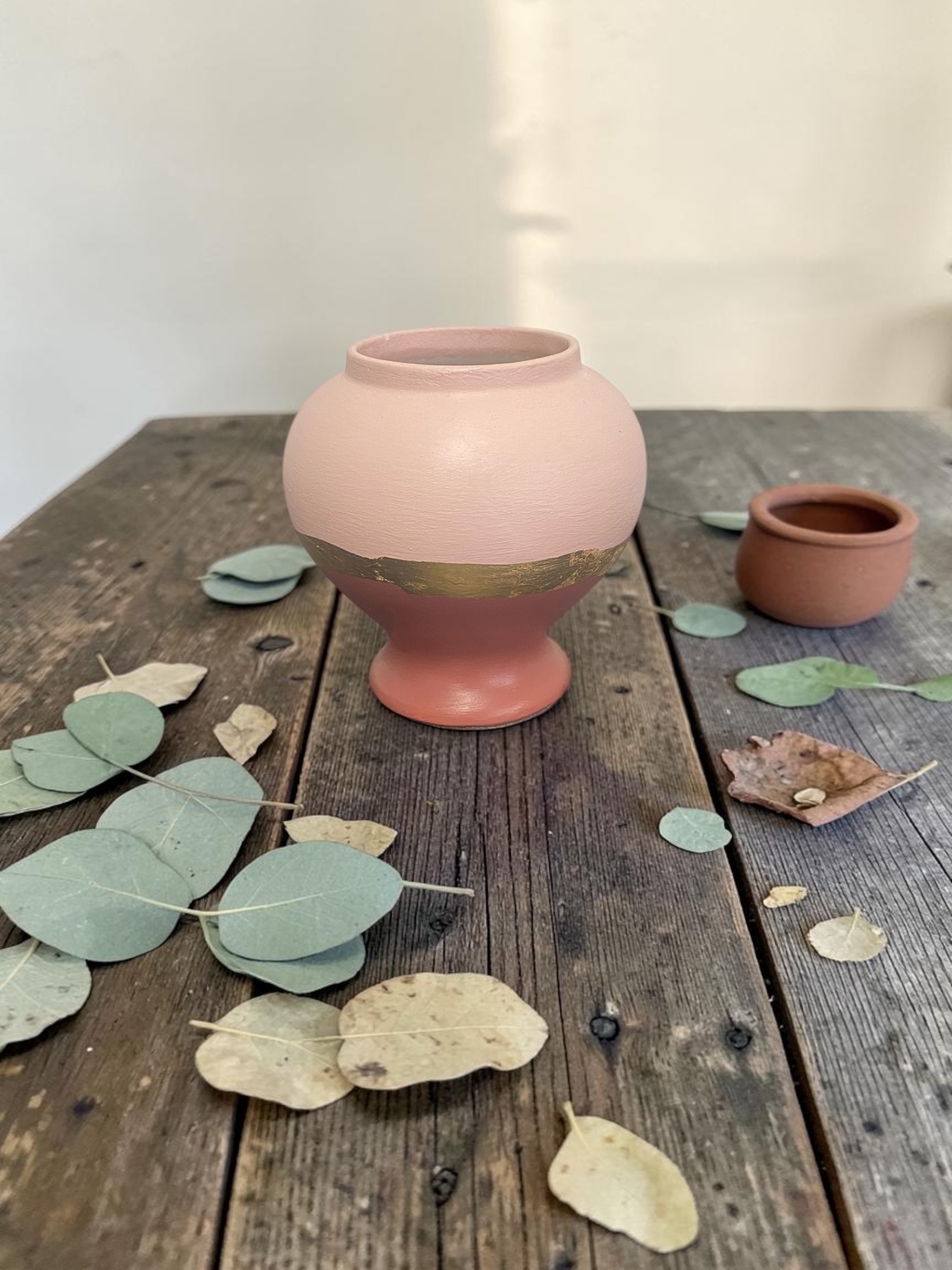 Vase sur pied relooké rose poudré et terracotta — feuille d'or — Pièce unique