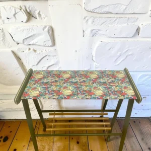 Table de TV vintage relookée vert olive, tissu tattoo old school - By Léo