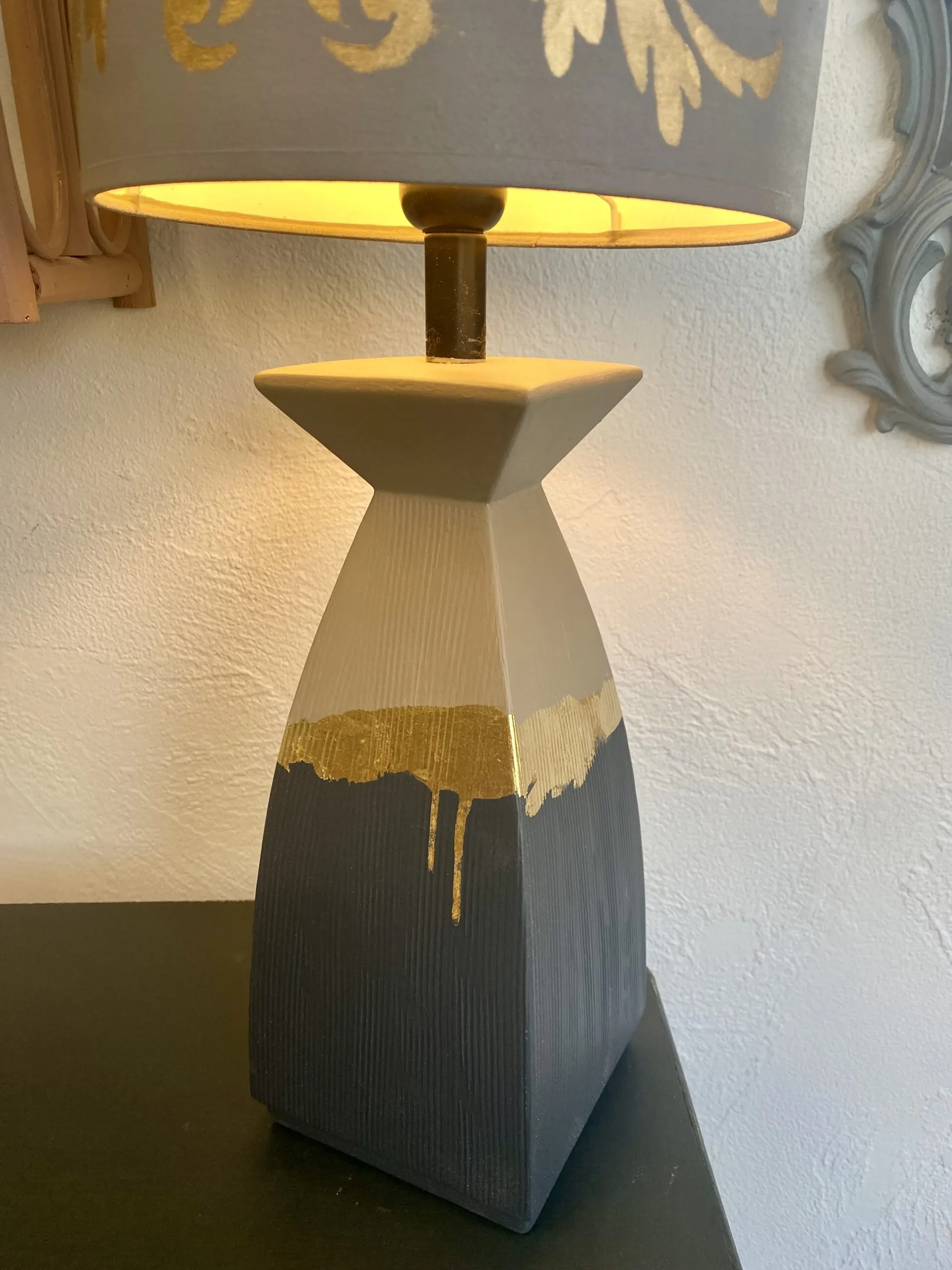 Lampe, détail pied doré