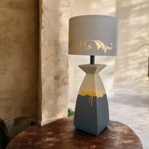 Lampe beige et grise avec feuille d'or