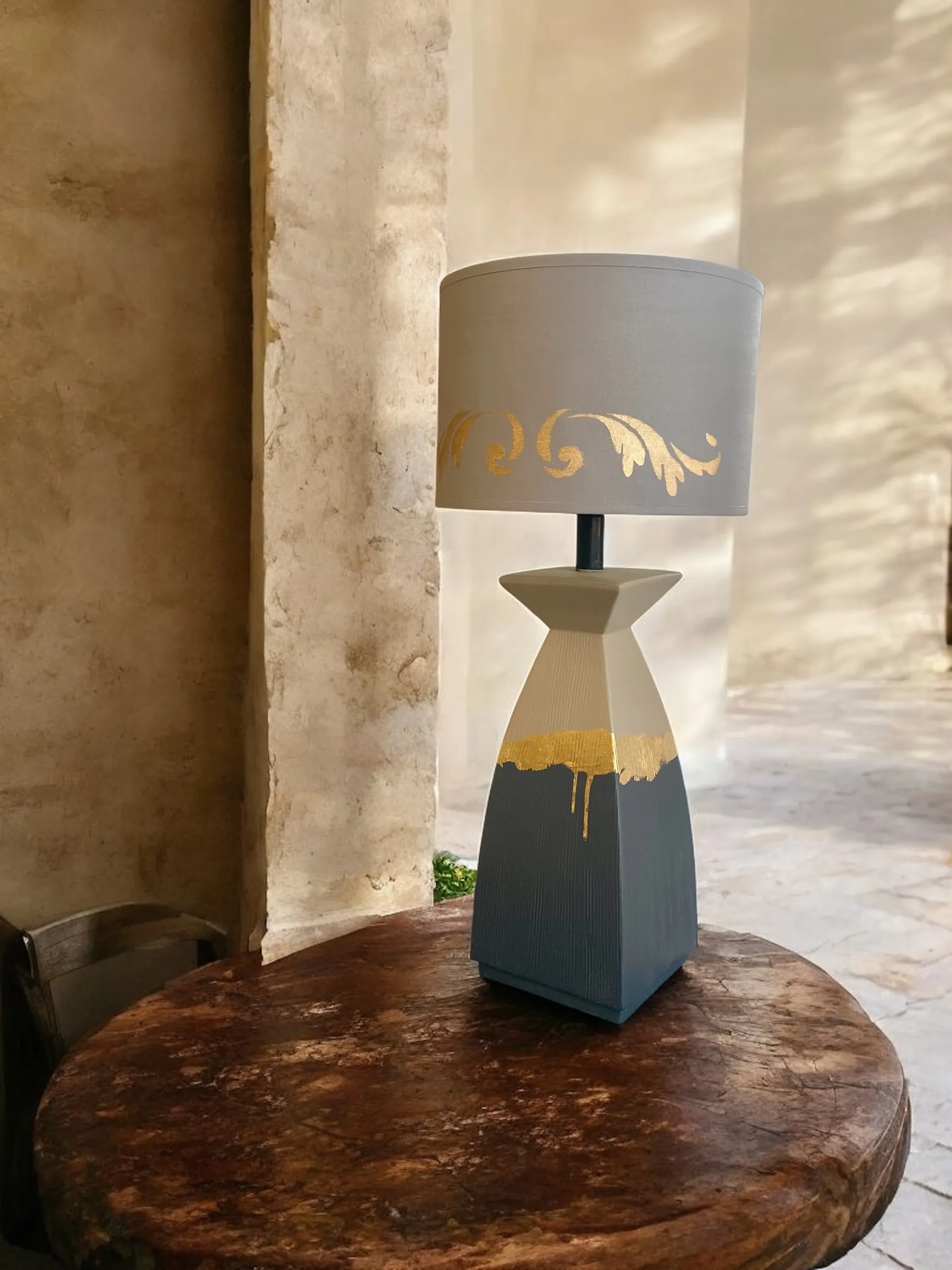 Lampe beige et grise avec feuille d'or, vue d'ensemble