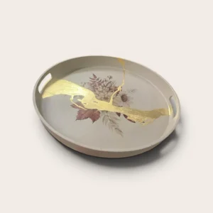Plateau bohème chic, feuille d'or et fleurs séchées, vue d'ensemble