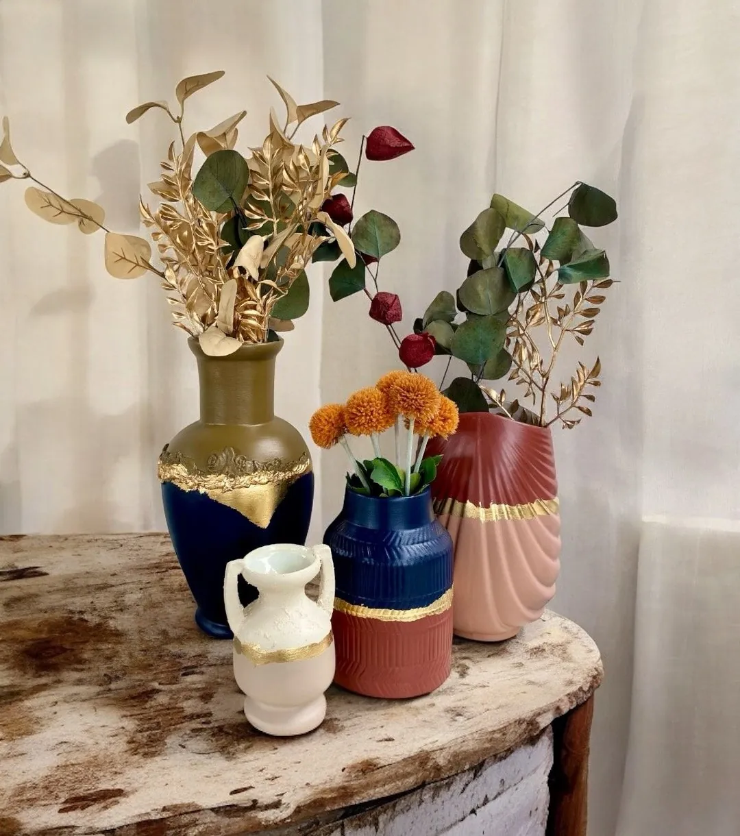 Composition de vases relookés By Léo, objets déco feuille d'or