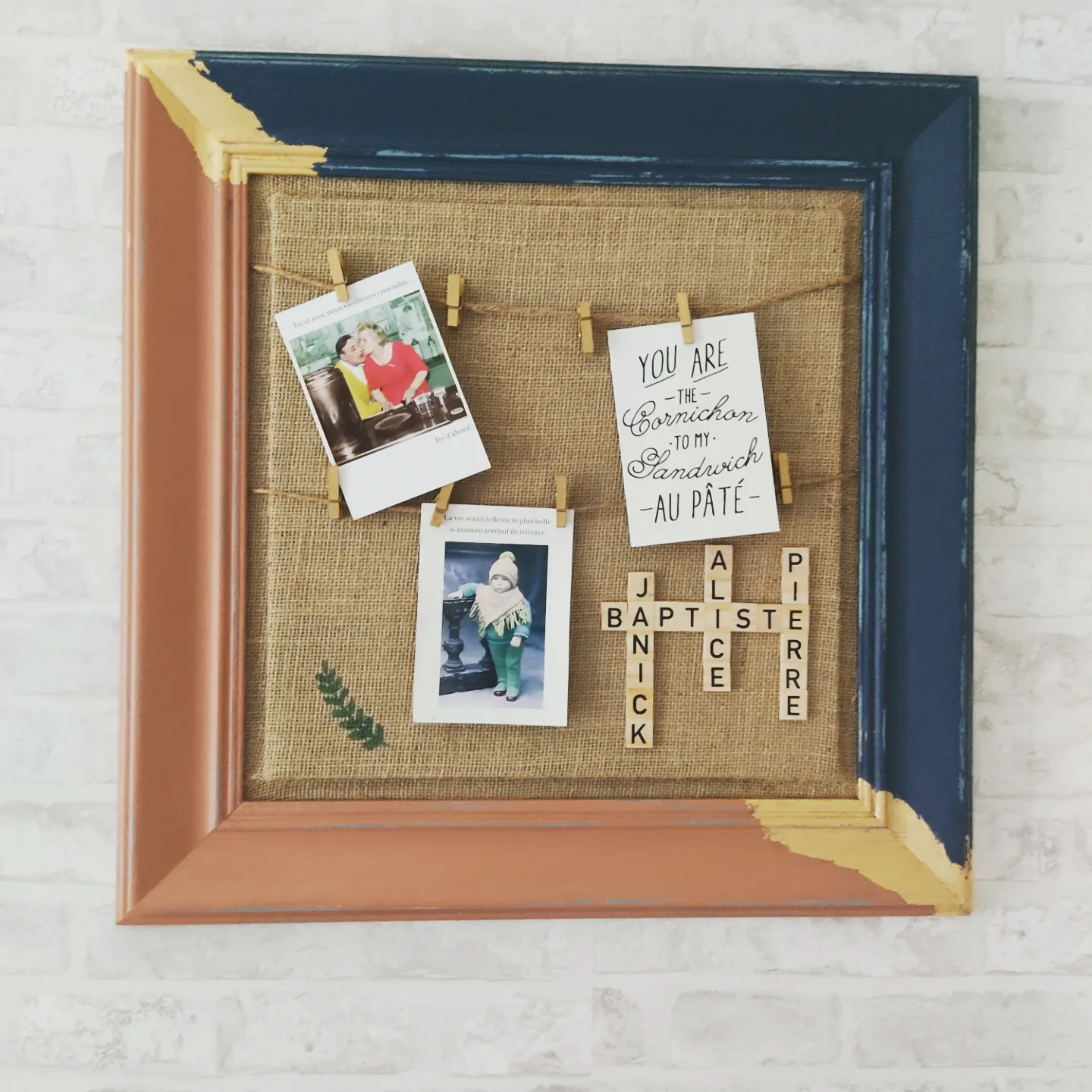 Cadre ancien relooké bleu marine, terracotta et doré, toile de jute, photos et prénoms Janick Baptiste Alice Pierre personnalisés en lettres de bois