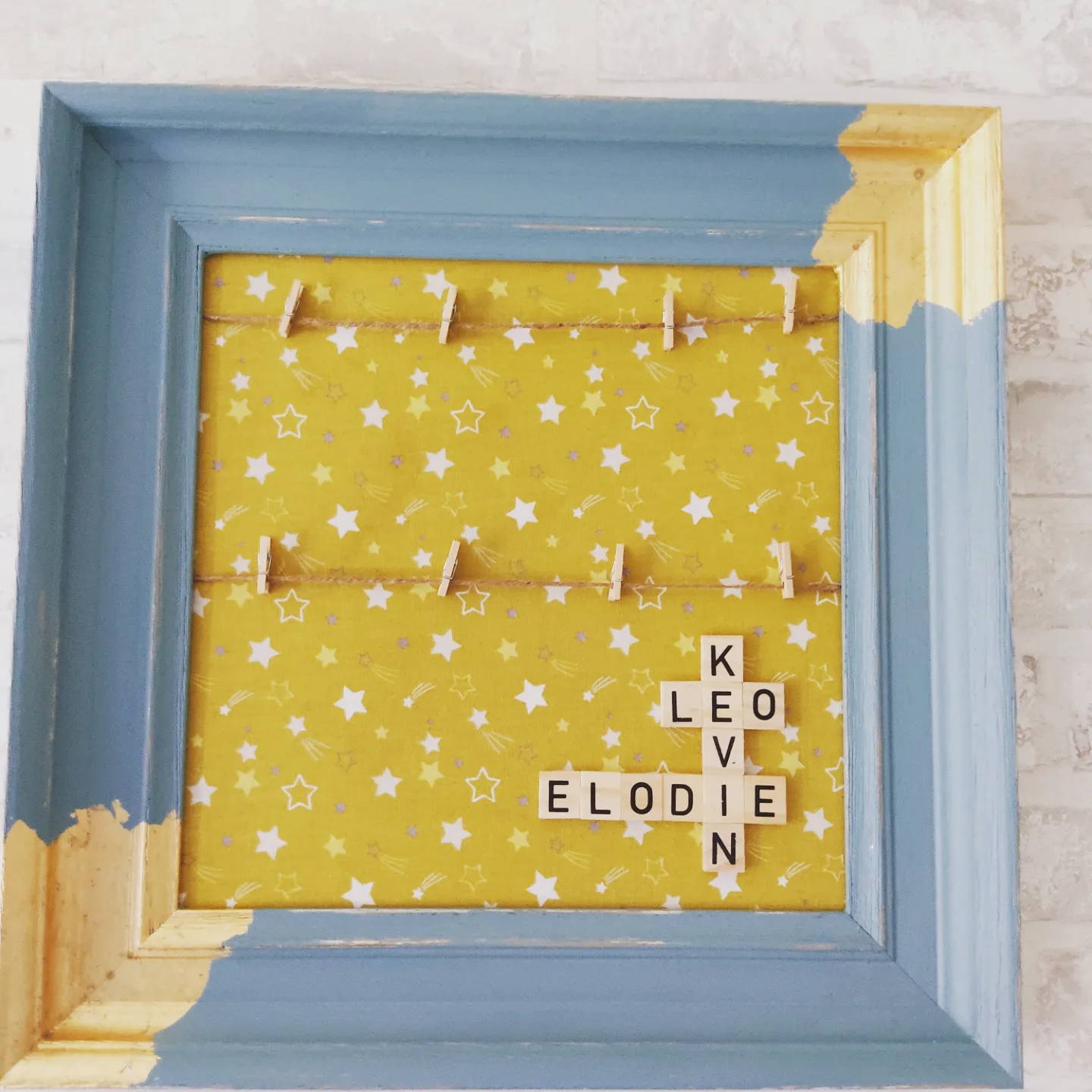 Cadre ancien relooké en bleu et doré, tissu étoilé jaune, prénoms Kevin Léo Elodie personnalisés en lettres de bois