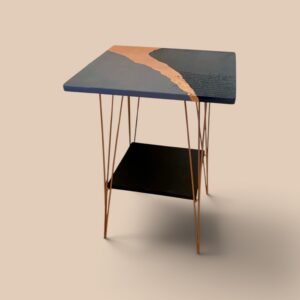 Table d'appoint relookée noir et gris, feuille de métal cuivrée, pieds fuselés cuivre