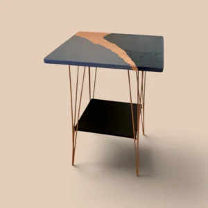 Table d'appoint relookée noir et gris, feuille de métal cuivrée, pieds fuselés cuivre